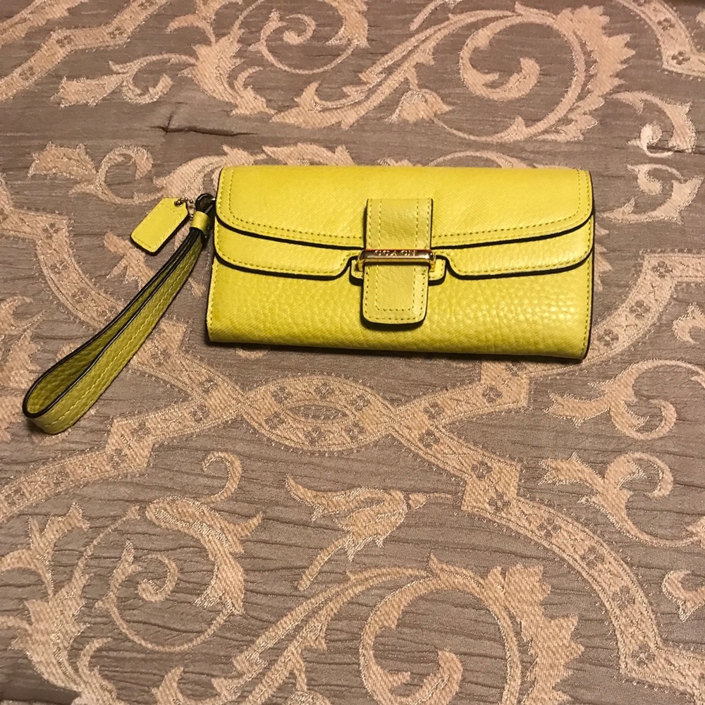 💯 Authentic Coach Wristlet- New